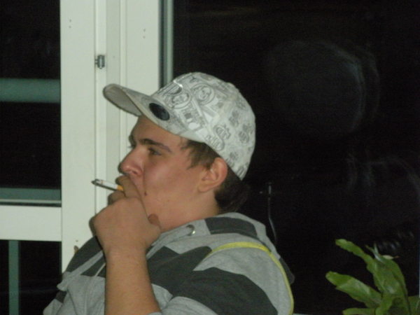 Polare - Ivan röker som en jävligt cool kille som har fått knulla för lite
